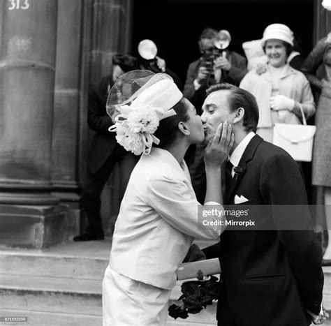 Shirley Bassey marries film director Kenneth Hume at Paddington... News Photo - Getty Images