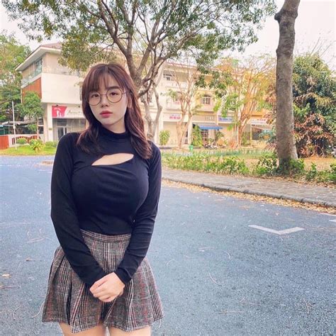 Sở hữu khuôn ngực hơn m hot girl mặc đồ bơi hờ hững thả thính khiến người nghe câm lặng