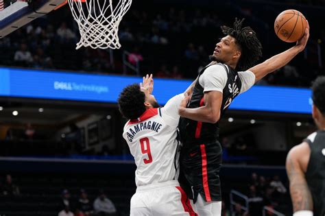 trail blazers shaedon sharpe throws  massive dunk