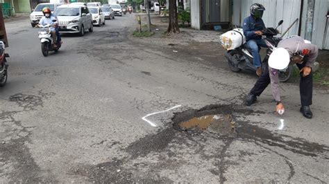 Polisi Tandai Jalan Berlubang Di By Pass Mojokerto Untuk Apa