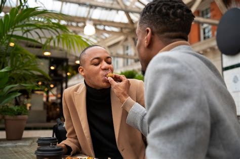 Couple gay à un rendez vous en ville Photo Gratuite