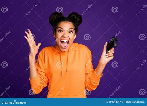 Portret Van Haar Mooie Gekke Vrolijke Vrolijke Brunette Meisje Met Een Hoody Speelspel Met