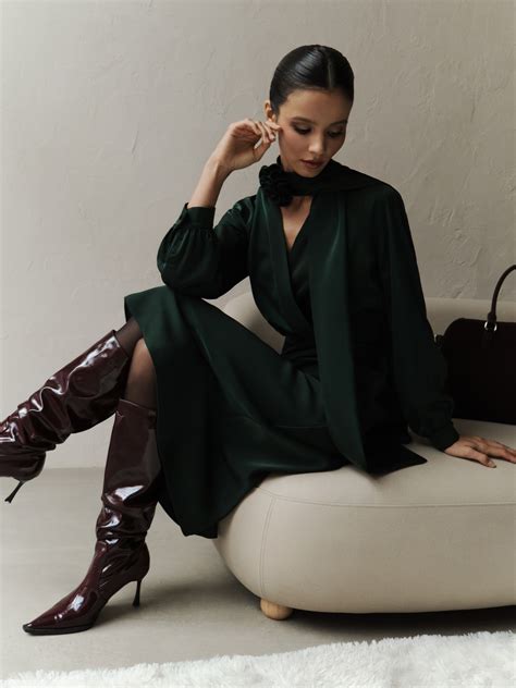 Приталенное платье миди с шарфом и цветком в тон :: LICHI - Online ...