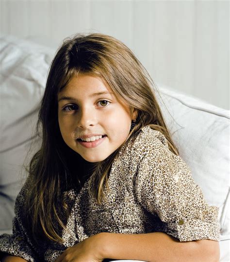 Een Klein Schattig Brunette Meisje Thuis Vrolijk Glimlachend Levensstijl Een Echt Modern