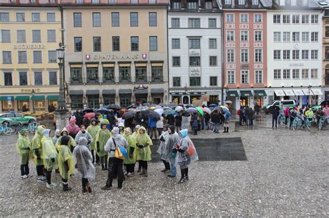 Anti Putin Demo im strömenden Regen Putin ist wie Hitler Pussy Riot protestiert in München