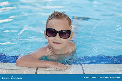 Gelukkige Jongen Met Blonde Haar Het Glimlachen Zitting In Zwembad Stock Afbeelding Image Of