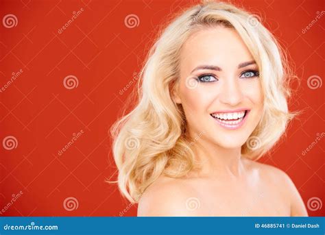 Jeune Femme Nue Blonde Gaie Regardant L Appareil Photo Image Stock Image Du Normal L Gance