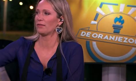 Tijd Voor Onze H L Ne Hendriks In Bikini Met Een Flinke Bos Hout Voor De Deur Dagelijks