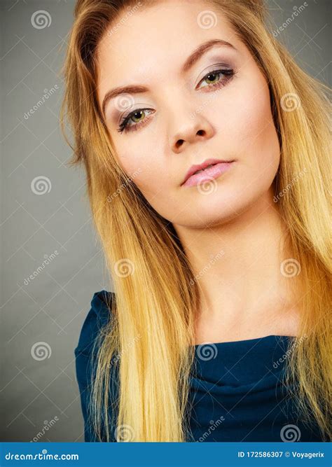 Portret Blonde Jonge Vrouw Met Een Ernstig Gezicht Stock Afbeelding Image Of Aantrekkelijk