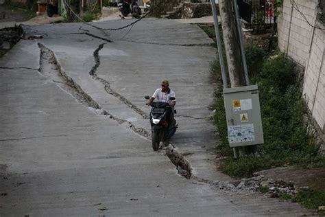 Foto BERITA FOTO Tanah Bergerak Akses Jalan Kampung Curug Rusak