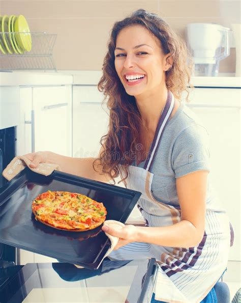 Mujer Feliz Que Cocina La Pizza En Casa Foto De Archivo Imagen De