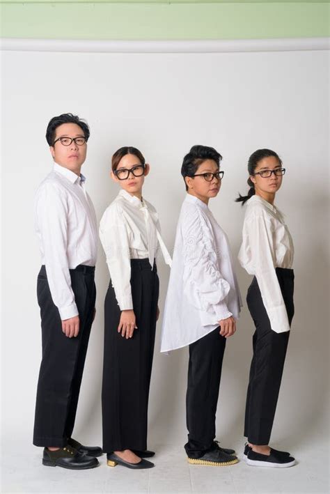 Un Giovane Gay Asiatico Arrabbiato Con Il Corpo Intero Sembra Sconvolto Immagine Stock