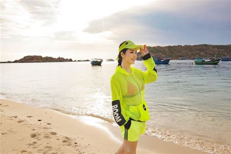 Á hậu Phương Anh khoe dáng nóng bỏng với bikini Hoa hậu Diễm Hương trễ nải vòng 1 quyến rũ