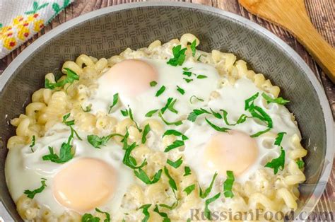 Рецепт: Яичница с макаронами, сыром и творогом на RussianFood.com
