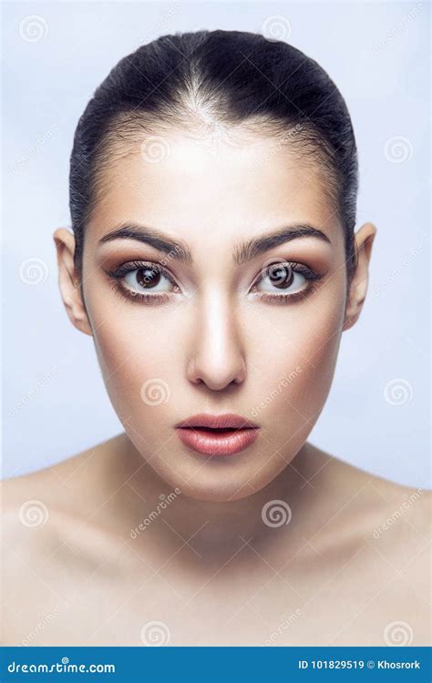 Nackter Junger Erwachsener Brunette Der Kamera Mit Sinnlichem Blick Betrachtet Stockbild Bild