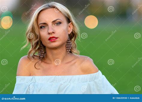 Photo Molle De Foyer Un Portrait D Une Jeune Belle Femme Blonde Sur Un Fond Vert Photo Stock