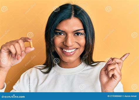 Jovem Transexual Latina Segurando Pílula Sorrindo Feliz Apontando a