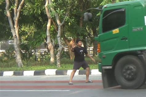 Foto Kronologi Remaja Di Jakut Tewas Terlindas Saat Nekat Adang Truk