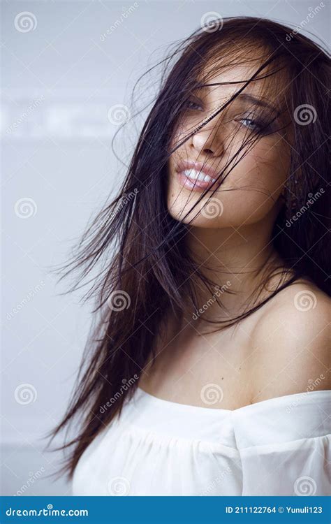 Giovane Donna Di Brunette Sorridente Felice Su Sfondo Bianco Stile Di Vita Liscio E Sfocato