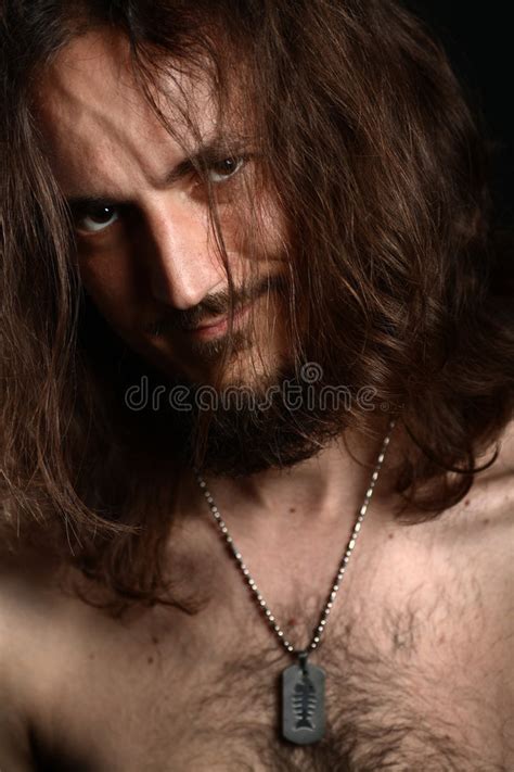 Portret Van Een Jonge Vrouw Met Lang Blonde Krullend Haar Stock Afbeelding Image Of Jong Haar