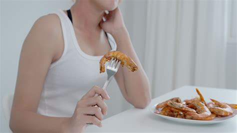 food allergies, women have reactions itching and redness after eating