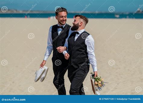 Gay Con Pareja Con Cuidado Y Amor Pareja Gay Haciendo Un Ramo Juntos Durante La Ceremonia De