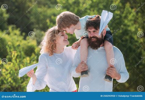 Pai Dando Carona Ao Filho De Volta No Parque Fam Lia Feliz E Filho