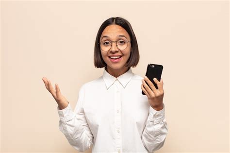 Mujer Latina Joven Que Se Siente Feliz Sorprendida Y Alegre Sonriendo Con Actitud Positiva