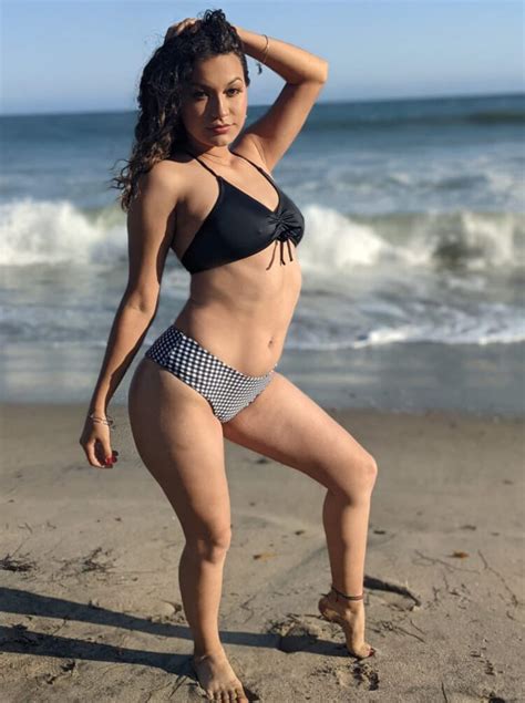 Hot Sexy Anna Layza Bikini Pics