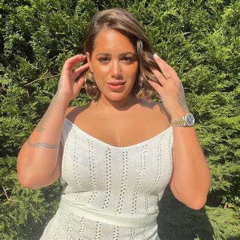 Malin Andersson Shows Off Her Curvy Figure In A Sexy Black Bikini After Branding All Men Trash