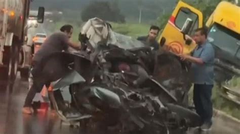 IMÁGENES FUERTES familia choca su auto de frente contra un tráiler