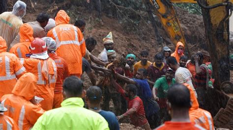 Tim SAR Evakuasi Korban Tanah Longsor Di India