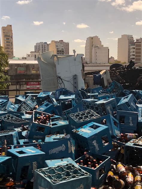 Videos Y Fotos Así Fue El Choque Y Vuelco De Camiones En La Autopista 25 De Mayo Infobae