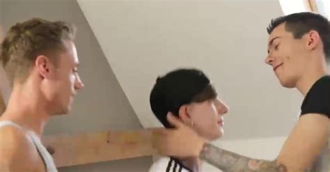 TWINS FUCK PIZZA DELIVERY BOY FOR HIS TIP ThisVid