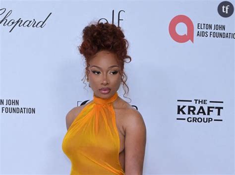 Tellement hot quel corps super sexy en bikini cette chanteuse iconique défile sur le