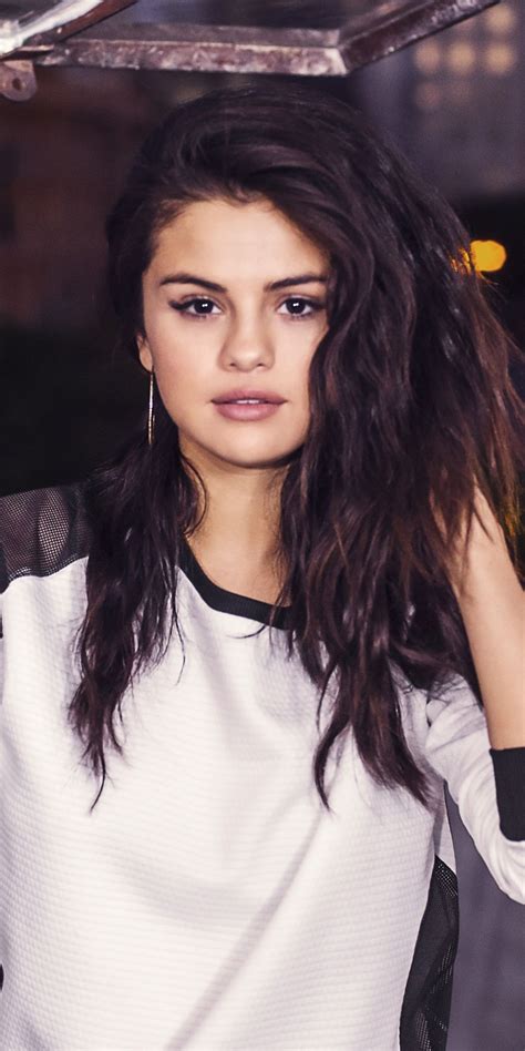 Selena Gomez Singer Brunette Beautiful 1080x2160 Wallpaper Selena