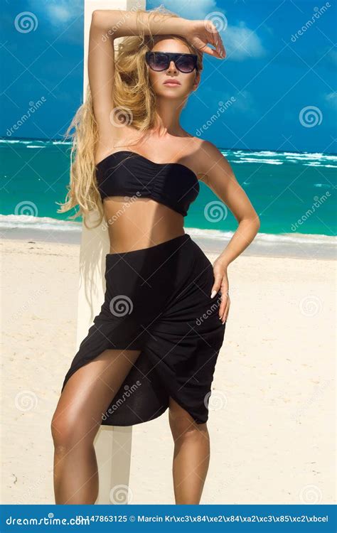 Bella Donna Sexy In Bikini Che Posa Sulla Spiaggia Caraibica Immagine Stock Immagine Di Festa