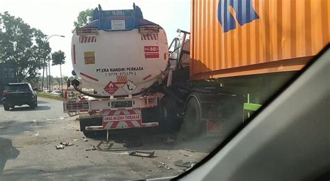 Laka Lantas Di Jalan Raya Punggur Batam Trailer Tabrak Truk Tangki