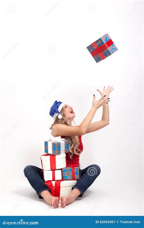 Un Blonde Atractivo Con Los Pechos Grandes Que Se Sientan En El Fondo