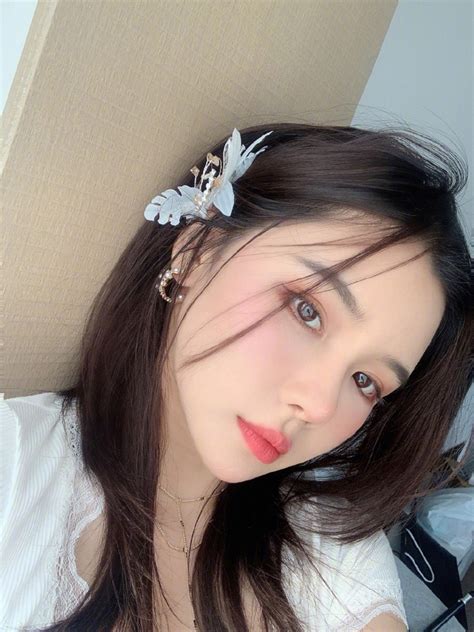 Lại thêm một hot girl Trung Quốc ngã ngựa vì nhan sắc thật trên sóng livestream khác xa ảnh