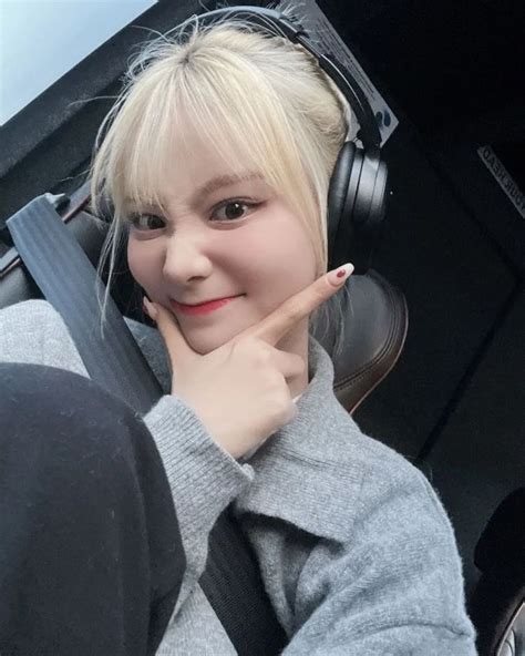 HELP LOONA On Twitter Odd Eyes Gay Girl Chuu Loona