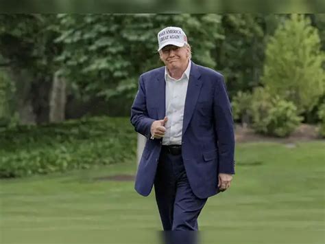 Donald Trumps New Official Portrait Released By White House Netizens Say This Cant Be Real