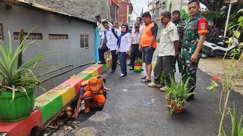 Petugas SDA Dan PPSU Kelurahan Cijantung Tangani Turap Longsor Di Jalan