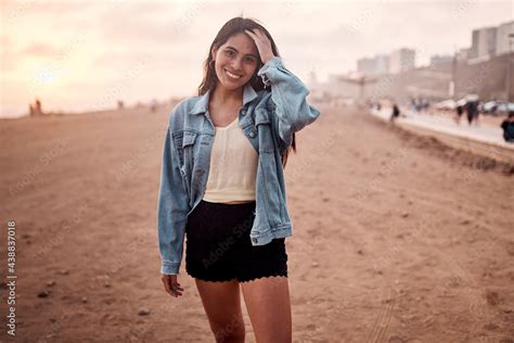 Mujer Joven Latina Posa Caminando En La Arena Durante Un Bello Atardecer Joven Feliz En La