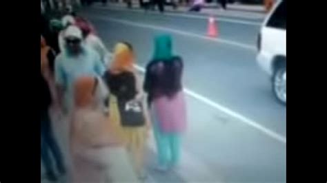 Indian Mom Gets Her Ass Touched XNXX