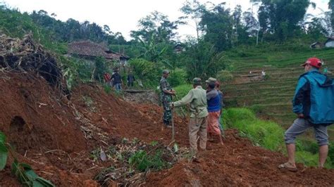 Babinsa Dan Warga Gotong Royong Buka Akses Jalan Yang Tertimbun Longsor