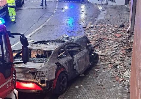 Un Conductor Ebrio Estampa Su Coche Contra Unos Pisos En Basauri Y