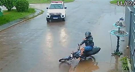 ASSISTA VÍDEOS fazendo corre de pó motociclista tenta fugir da