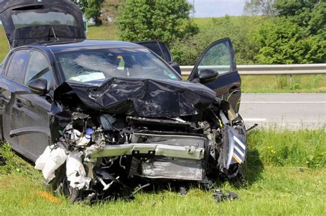 Stephanskirchen Unfall auf Wasserburger Straße Zwei E Autos prallen