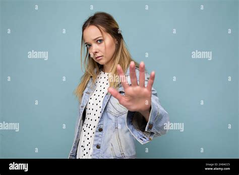 Photo De Jeune Triste Boulevers Belle Femme Blonde Avec Des Motions Sinc Res Portant Jean